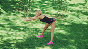 运动妇女在夏季公园户外健身房做伸展运动14秒视频