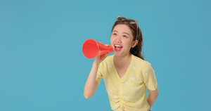 美女拿着喇叭宣传广告形象14秒视频