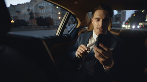 在豪华汽车里的愤怒的商务男性在视频聊天中发出指示16秒视频