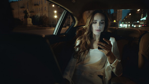 职业女性在汽车里用智能手机进行视频聊天30秒视频