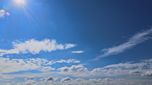 蓝色天空与乌云太阳的时空折叠视图视频