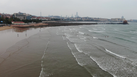 航拍海边沙滩礁石海浪视频