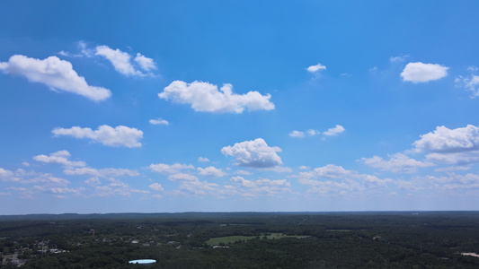 美丽的地平线夏天明亮的蓝天放松 cloudscape 游戏中时光倒流慢慢移动白云阳光明媚的早晨阳光视频