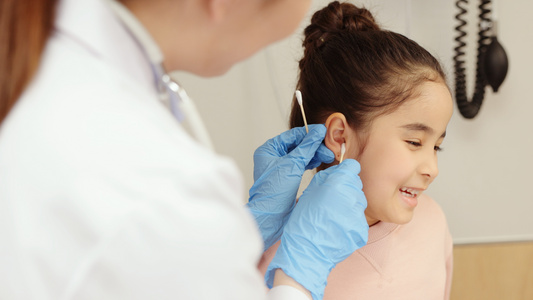 儿童体检检查耳朵健康视频