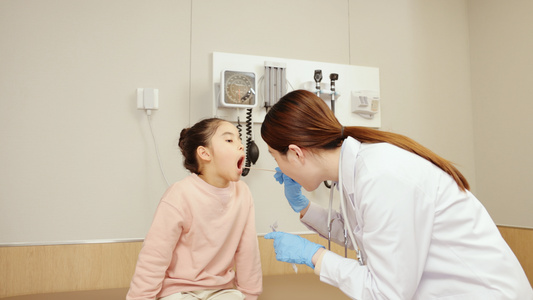 儿童在耳鼻喉科体检视频