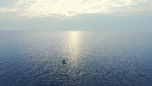 日落时,运动员在海上游艇15秒视频
