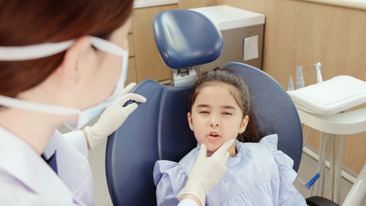牙科医生检查儿童口腔健康视频