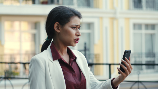 女性创业者在街上使用手机进行视频聊天时感到沮丧视频