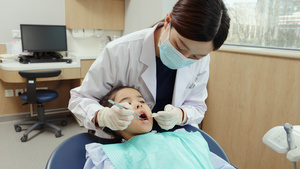牙科门诊儿童口腔检查4秒视频