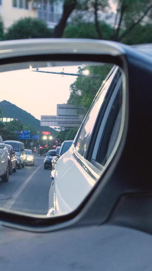  拍摄在城市行驶汽车倒车镜城市公路34秒视频
