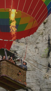 慢镜头升格拍摄素材湖北5A级旅游景区恩施利川腾龙洞热气球上游客慢动作视频