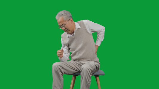 4K绿幕老年男性腿疼膝盖疼视频