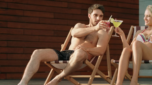夏日情侣在太阳椅子上喝鸡尾酒18秒视频