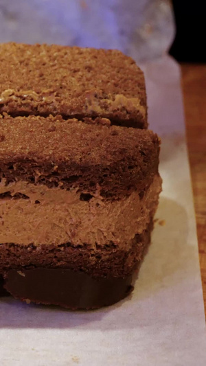 糕点切蛋糕提拉米苏蛋糕巧克力蛋糕分蛋糕31秒视频