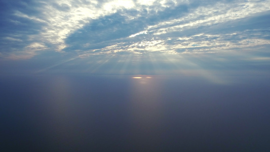 海上天空中穿透云层的太阳光线视频