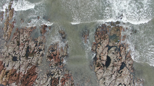 俯拍大海退潮沙滩礁石海浪视频