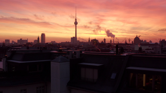 天空塔的美丽景象屋顶上满是烟雾视频