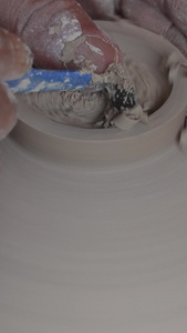 江西景德镇古窑民俗博览区手工艺人现场制作陶瓷器具素材手工素材视频