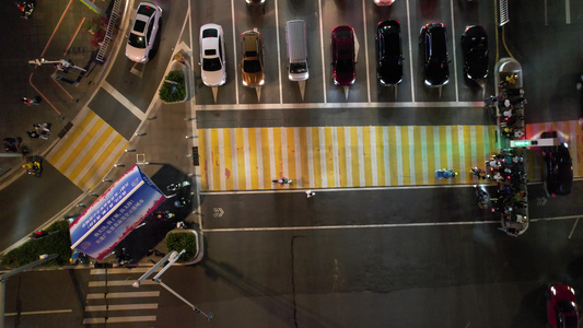 夜晚城市道路人行道行人航拍视频