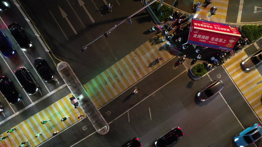 夜晚城市道路人行道行人航拍视频