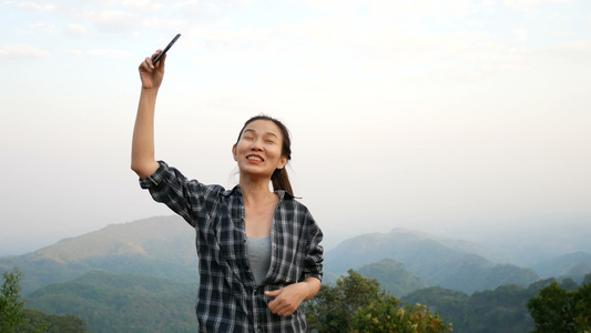 使用智能手机户外与朋友分享旅行自然观视频