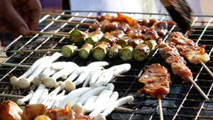 野餐烤肉鱿鱼蘑菇和猪肉烧烤在木炭烤架上11秒视频