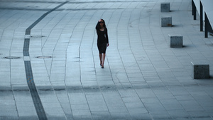 在街上摘太阳镜的穿着黑色连衣裙的优雅性感美女17秒视频