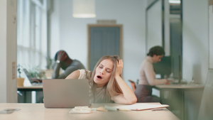 在同事办公室用笔记本睡觉的疲劳妇女25秒视频