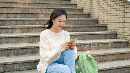 女孩台阶使用手机视频