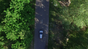 在沥青路上驾驶的顶端观景车经过绿树,穿农村13秒视频