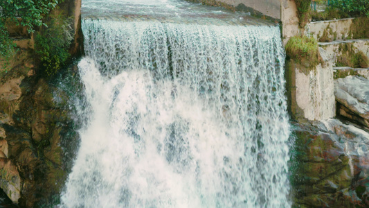 瀑布位于印度北阿坎德邦视频