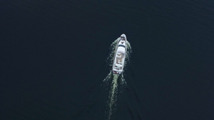 豪华船在蓝海航行的顶层景色12秒视频