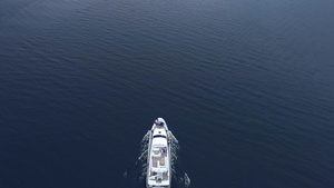 白船在河湾航行的顶端景色23秒视频