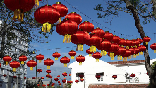 在街上装饰的中国红绿灯笼视频