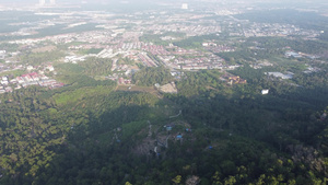 查看林区附近的空空中居民区14秒视频