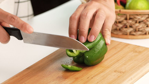女人用刀把青椒切成碎片12秒视频