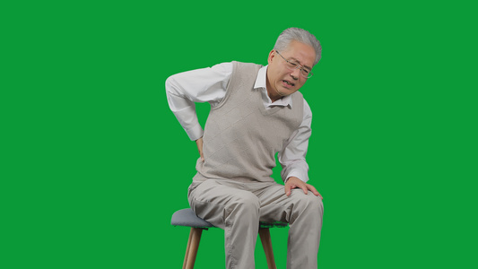 4K绿幕老年男性腰疼腿疼视频