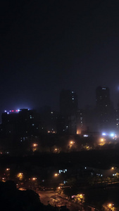 一直闪电的城市夜晚城市交通视频