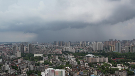 城市局部下雨航拍视频