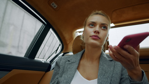 女性在汽车后座上焦急等待打电话24秒视频