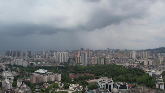 城市局部下雨航拍视频