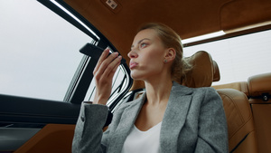 商务白领女性在汽车上手机录下语音留言25秒视频