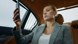 白领女性在汽车上愉快地进行视频电话23秒视频