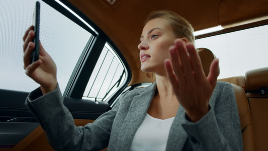 在汽车中工作的白领女性愤怒地视频童话视频