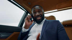 商务白领男性在汽车上严肃地讲电话25秒视频