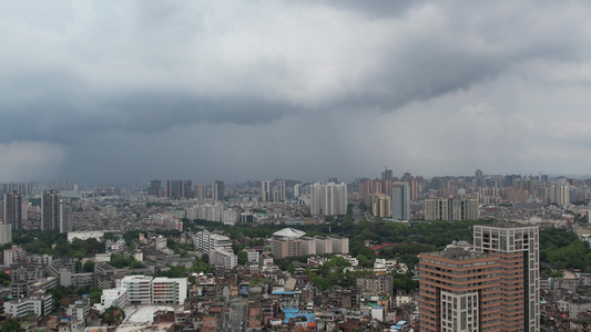 城市局部下雨航拍视频