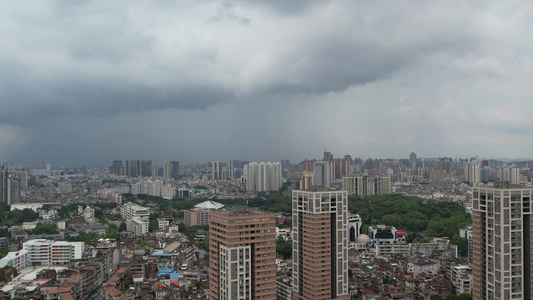 城市局部下雨航拍视频