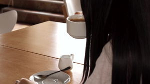 女孩在咖啡馆喝咖啡14秒视频