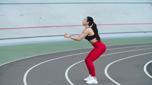 妇女在田径运动中锻炼视频