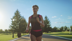 妇女跑步慢动作9秒视频